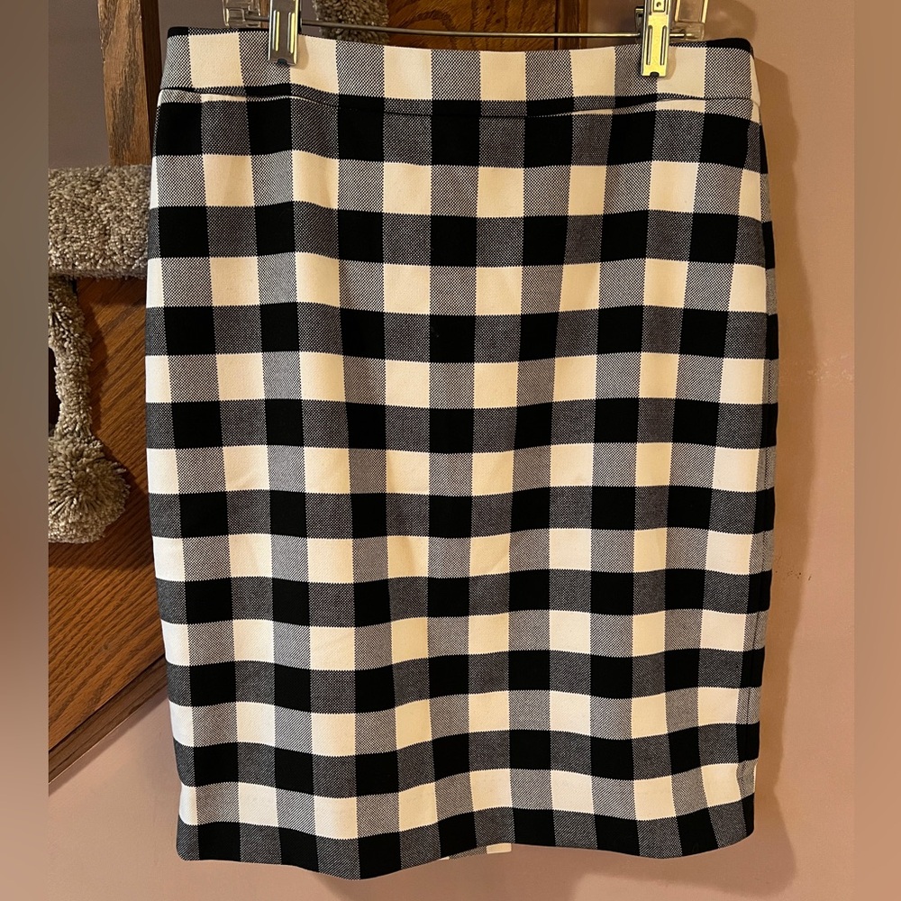 Ann Taylor ladies’ skirt, size 6. Black and white check pencil skirt. Excellent!